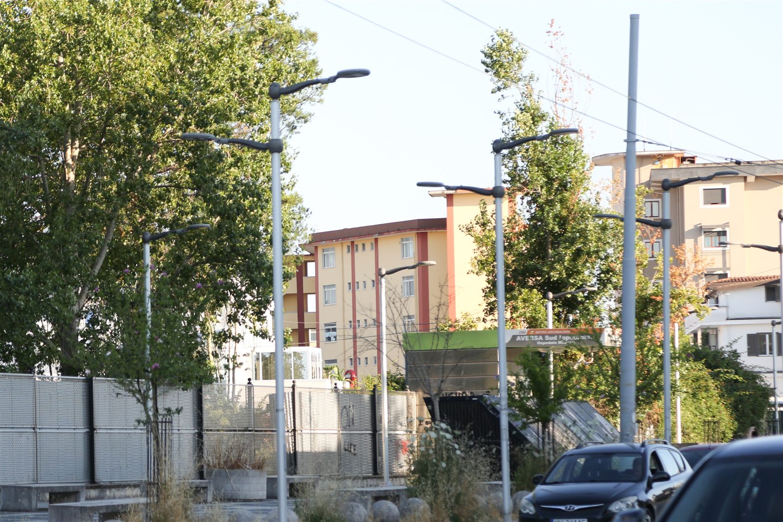 La stazione di fronte alla Suite Rainbow su Viale Kennedy